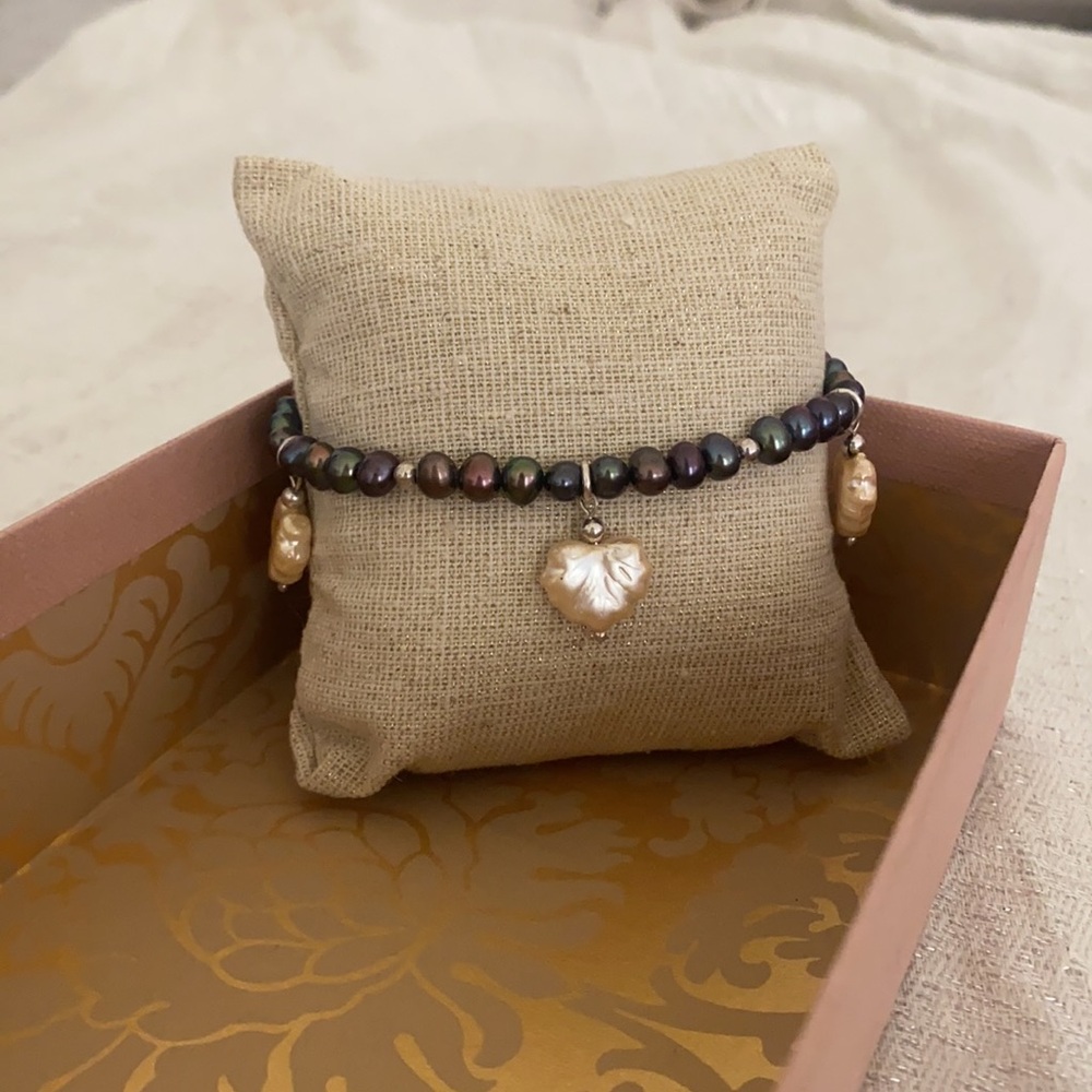 🪞 NEW genuine cultured pearls and dangling leaf pearled charms bracelet